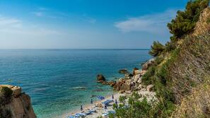 Una spiaggia nelle vicinanze