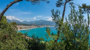 Una spiaggia nelle vicinanze