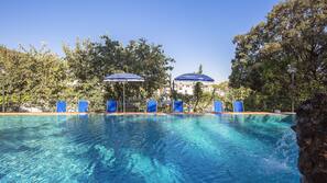 2 piscine all'aperto, ombrelloni da piscina, lettini