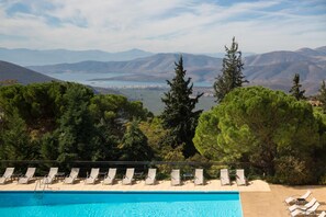 Outdoor pool, pool umbrellas, sun loungers
