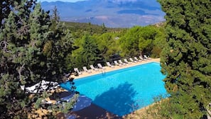 Piscine extérieure, parasols de plage, chaises longues