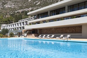 Outdoor pool, pool umbrellas, sun loungers