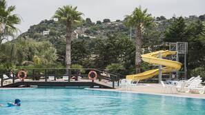 Piscina all'aperto, ombrelloni da piscina, lettini