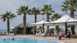 Piscina all'aperto, ombrelloni da piscina, lettini
