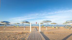 Spiaggia privata, sabbia bianca, lettini da mare, ombrelloni
