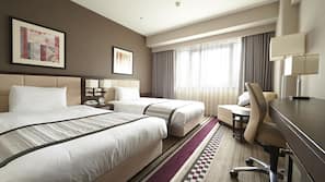 Premium bedding, down duvet, desk, blackout curtains