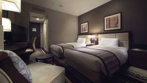 Premium bedding, down duvet, desk, blackout curtains