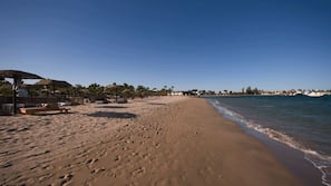 Plage privée, chaises longues, parasols, massages sur la plage