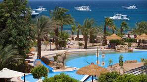 3 piscines extérieures, parasols de plage, chaises longues