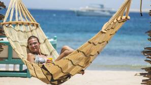 Plage privée, chaises longues, parasols, massages sur la plage