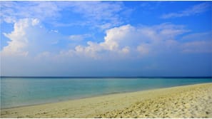Privatstrand, weißer Sandstrand, Liegestühle, Sonnenschirme