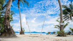 Privatstrand, Liegestühle, Sonnenschirme, Massagen am Strand