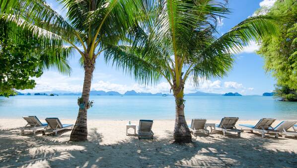 Privatstrand, Liegestühle, Sonnenschirme, Massagen am Strand
