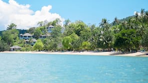 Privatstrand, Liegestühle, Sonnenschirme, Massagen am Strand