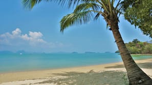 Privatstrand, Liegestühle, Sonnenschirme, Massagen am Strand
