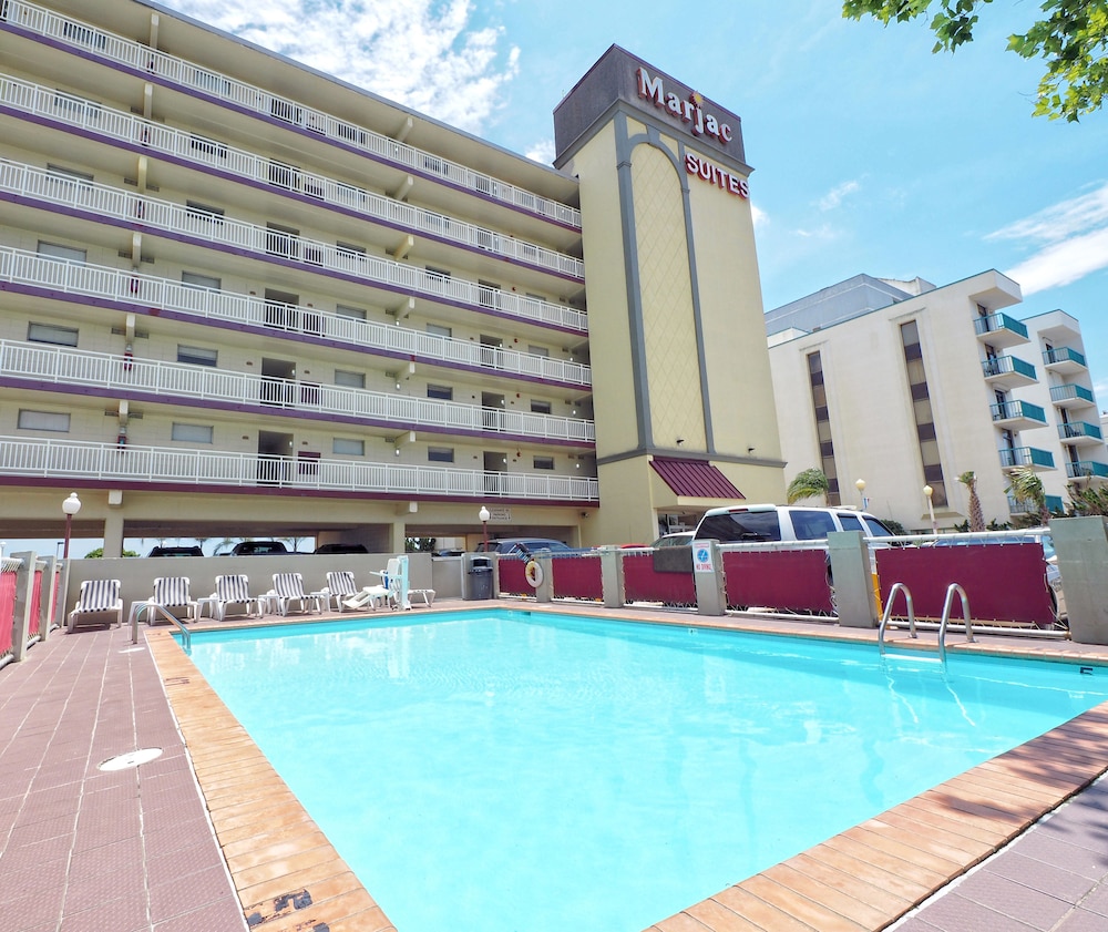 Outdoor pool, Marjac Suites Virginia Beach Oceanfront