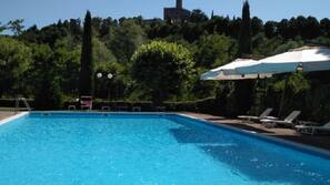 Piscina stagionale all'aperto, ombrelloni da piscina, lettini