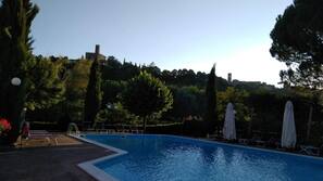 Piscina stagionale all'aperto, ombrelloni da piscina, lettini