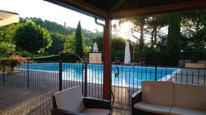 Piscina stagionale all'aperto, ombrelloni da piscina, lettini