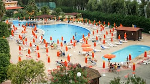 Piscina all'aperto, ombrelloni da piscina, lettini