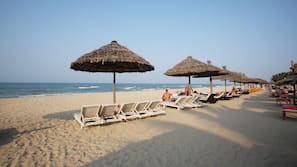 Plage à proximité, parasols, serviettes de plage