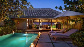 9 outdoor pools, pool umbrellas, pool loungers