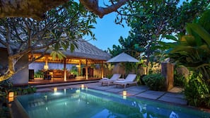 9 outdoor pools, pool umbrellas, pool loungers