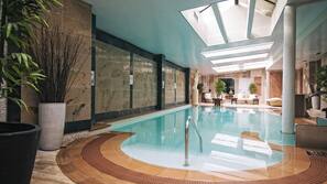 Inomhuspool, utomhuspool och solstolar