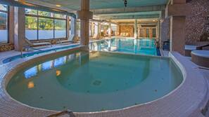 Innenpool, Außenpool (je nach Saison geöffnet), Liegestühle