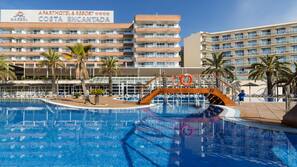 Inomhuspool, utomhuspool, parasoller och solstolar