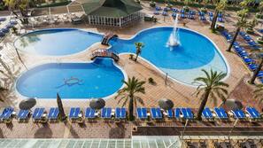 Inomhuspool, utomhuspool, parasoller och solstolar