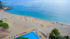 Piscine extérieure, parasols de plage, chaises longues