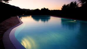Piscina coperta, piscina stagionale all'aperto, lettini