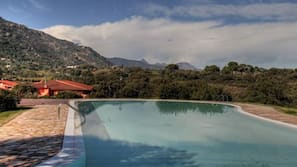 Piscina coperta, piscina stagionale all'aperto, lettini