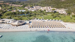 Privatstrand, weißer Sandstrand, Liegestühle, Sonnenschirme