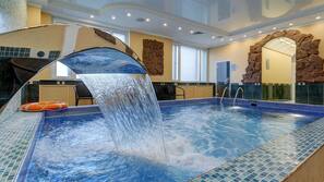 Una piscina cubierta