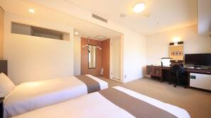 Desk, blackout drapes, free WiFi, alarm clocks