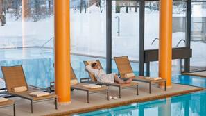 Innenpool, Außenpool, Sonnenschirme, Liegestühle