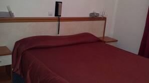 Bureau, fer et planche à repasser sur demande, lits bébé (gratuits)