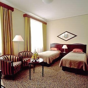 Twin Room | Minibar, in-room safe, individually decorated, individually furnished