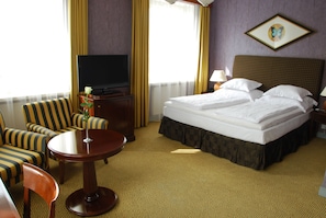 Junior Suite | Minibar, in-room safe, individually decorated, individually furnished