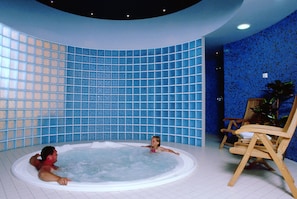 Indoor spa tub