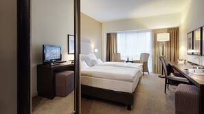 Premium bedding, pillowtop beds, free minibar, in-room safe