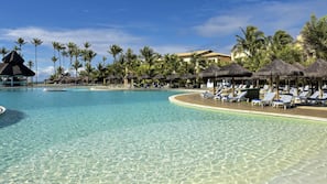 4 outdoor pools, sun loungers