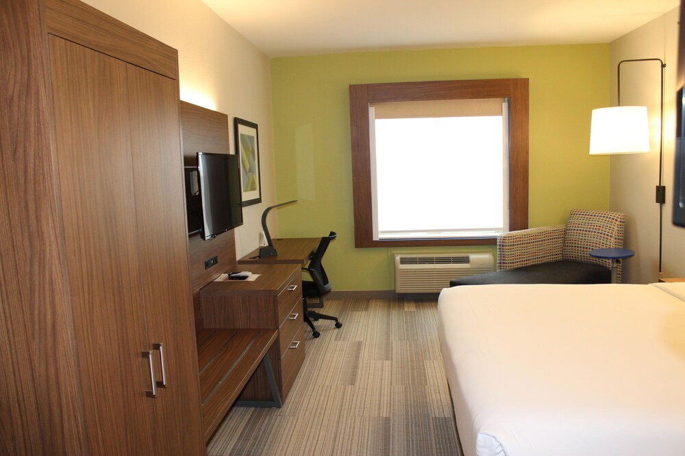 Holiday Inn Express & Suites Mansfield, an IHG Hotel