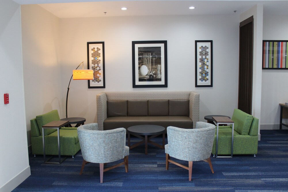 Holiday Inn Express & Suites Mansfield, an IHG Hotel