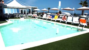 Piscina all'aperto, ombrelloni da piscina, lettini