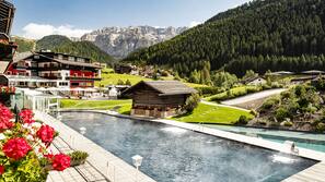 Piscina coperta, 2 piscine all'aperto, ombrelloni da piscina, lettini