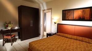 Biancheria da letto ipoallergenica, una scrivania, postazione laptop