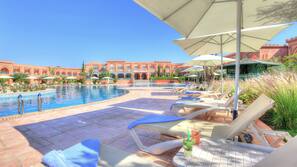 2 piscine coperte, 2 piscine all'aperto, ombrelloni da piscina, lettini